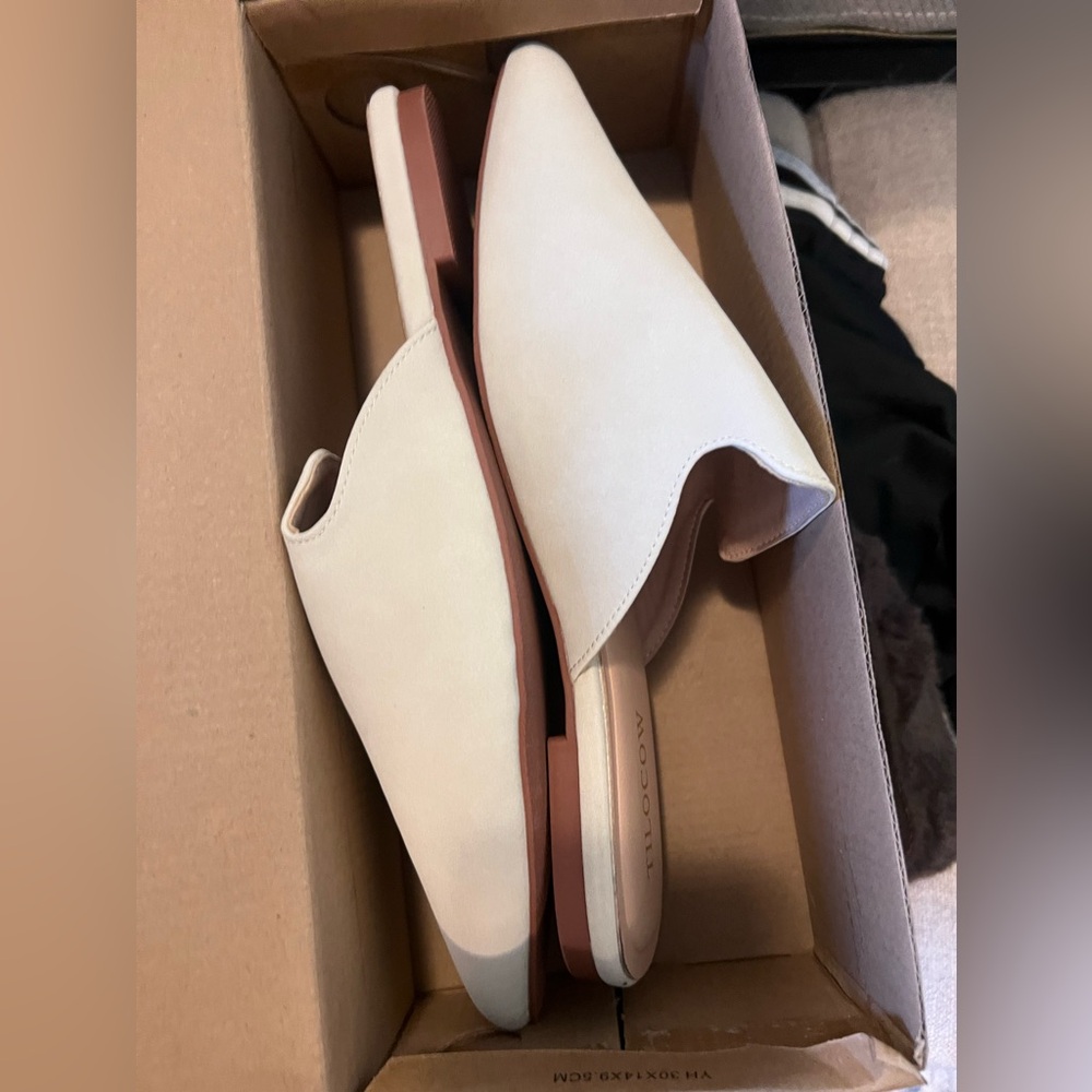 NWT - Women’s Tilcow Beige Mules Size 9